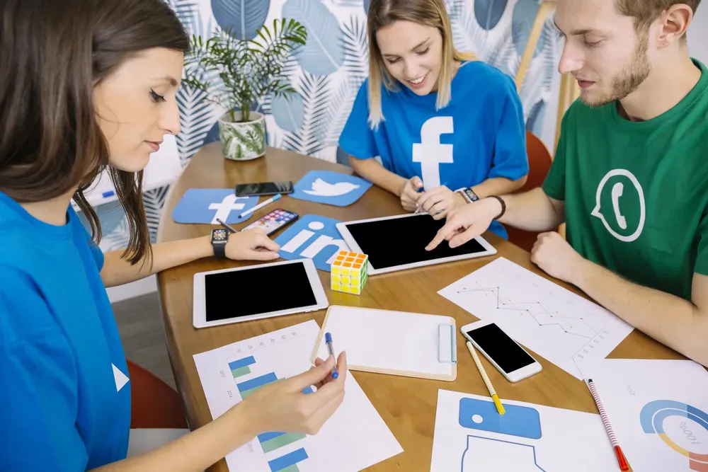 praca nad kampanią reklamową marki na facebook