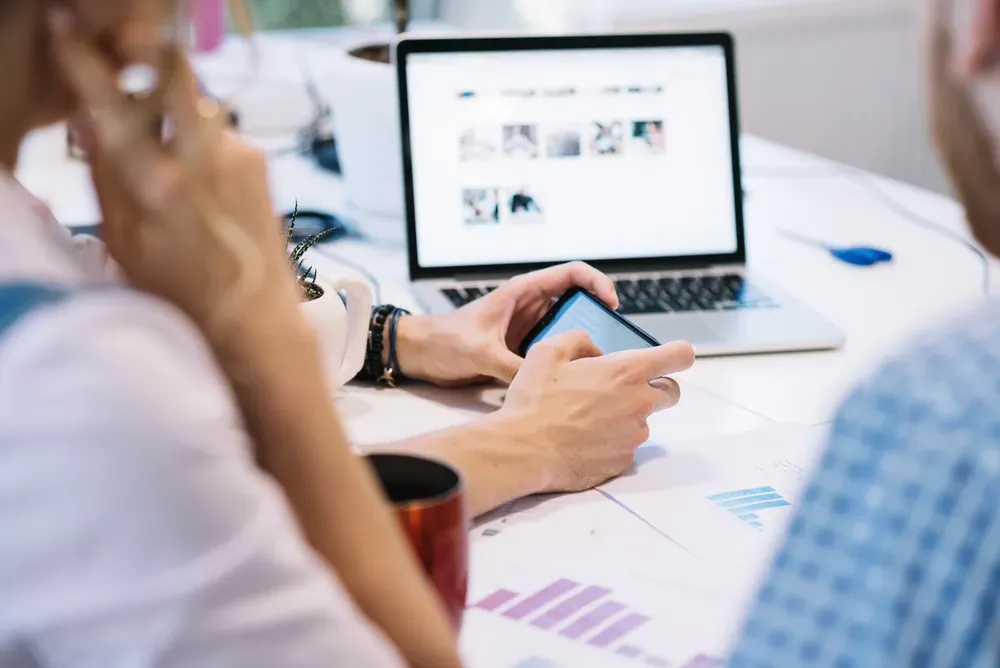 ciągłe monitorowanie kampanii facebook ads przez specjalistów facebook ads