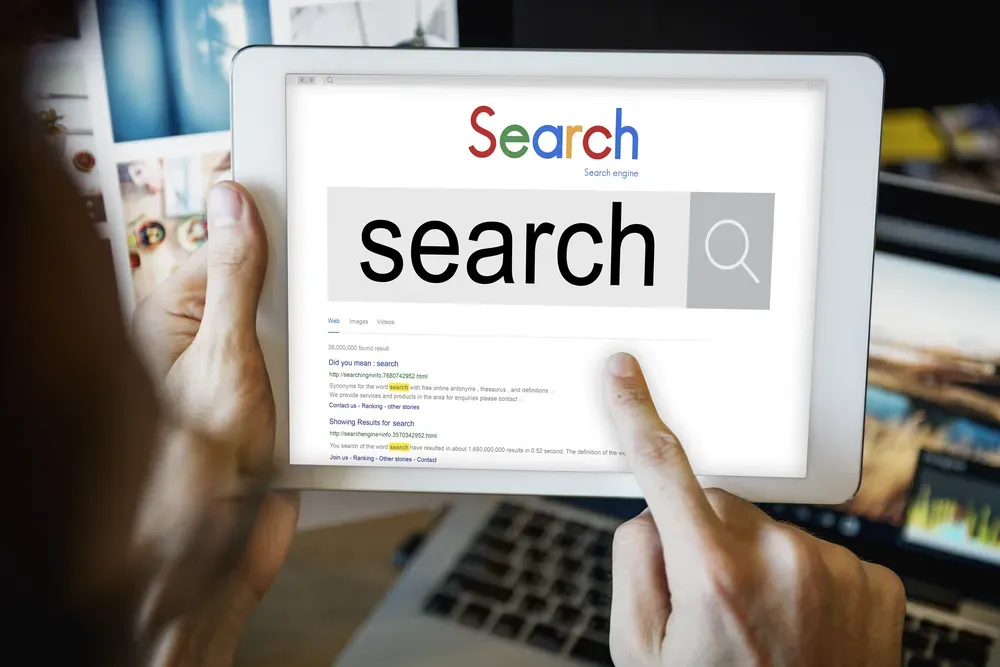 wyszukiwarka google i strona marki wysoko w wynikach wyszukiwaniach