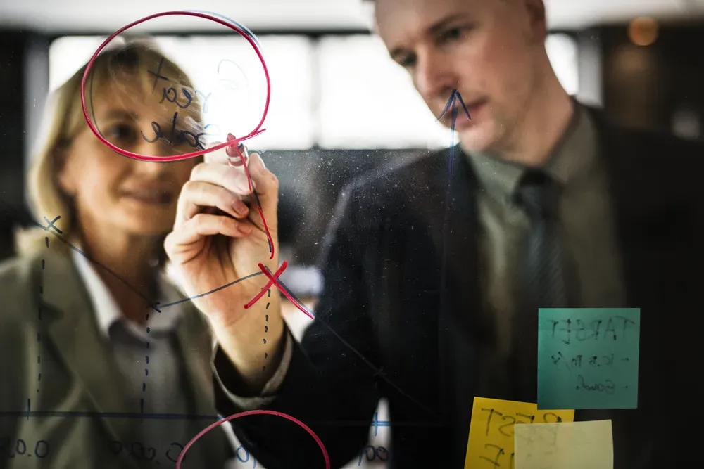 agencja marketingowa w trakcie układania strategii reklamowej na allegro