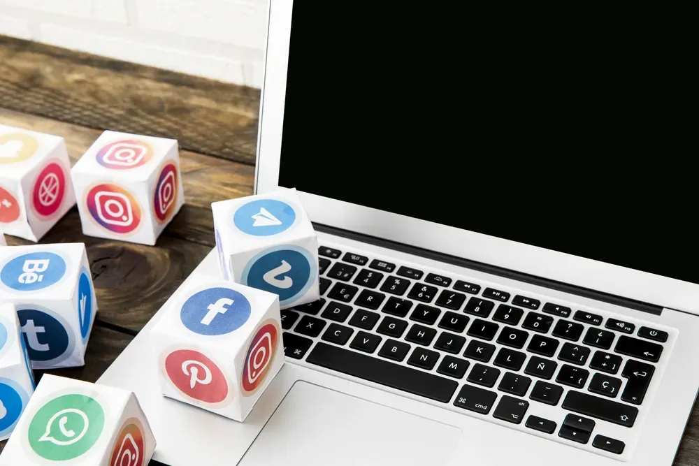 grafika przedstawiająca kostki z logo facebook i nie tylko