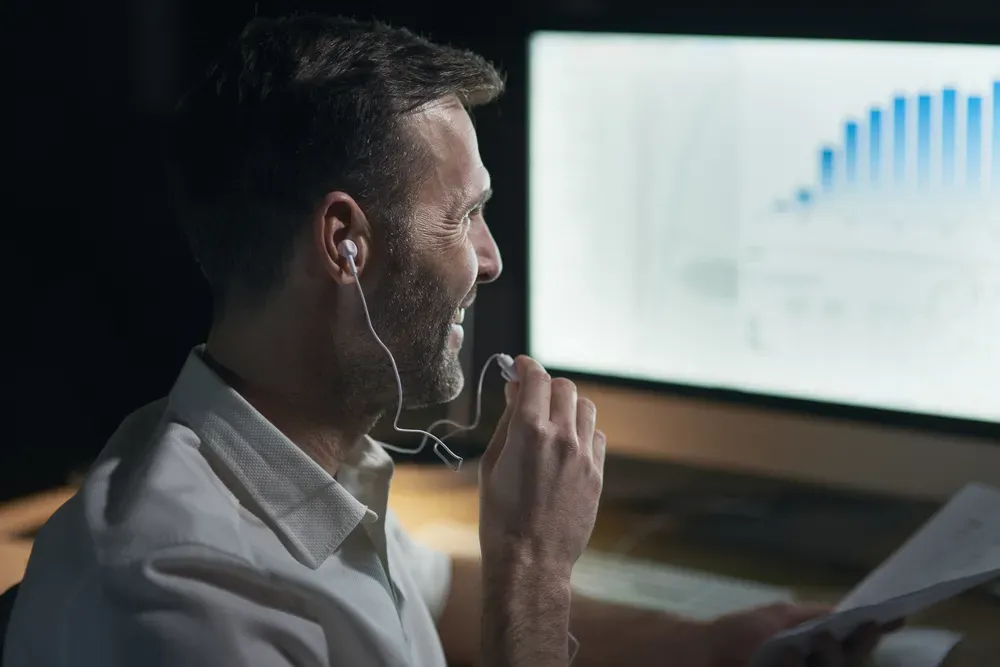 specjalista z agencji reklamowej allegro ads w trakcie pracy