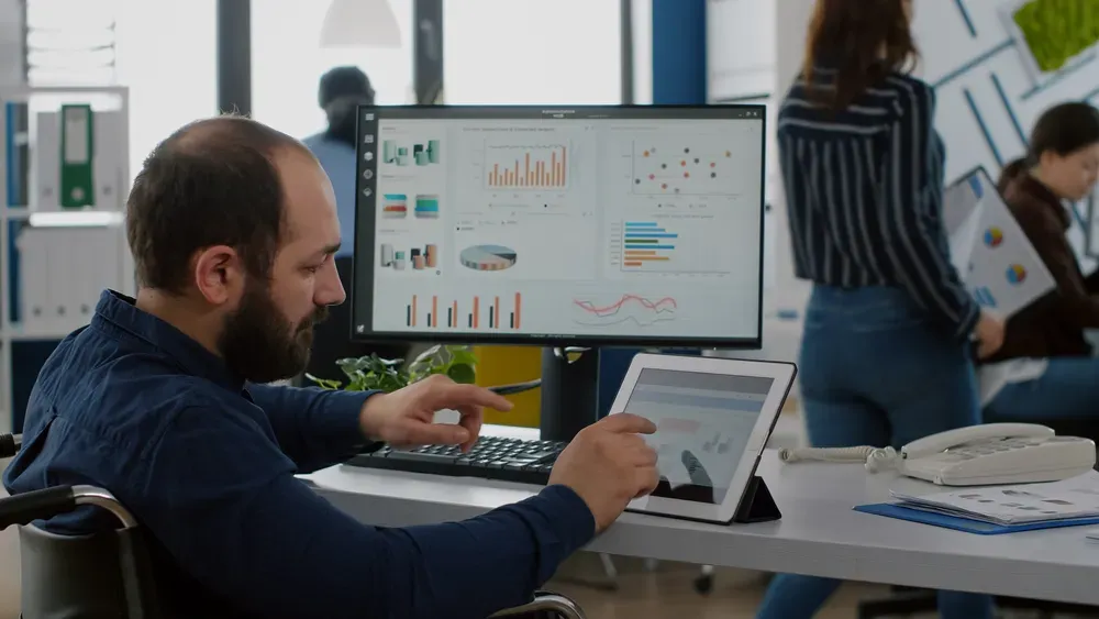 specjalista z agencji reklamowej tworzy reklamę na facebooku