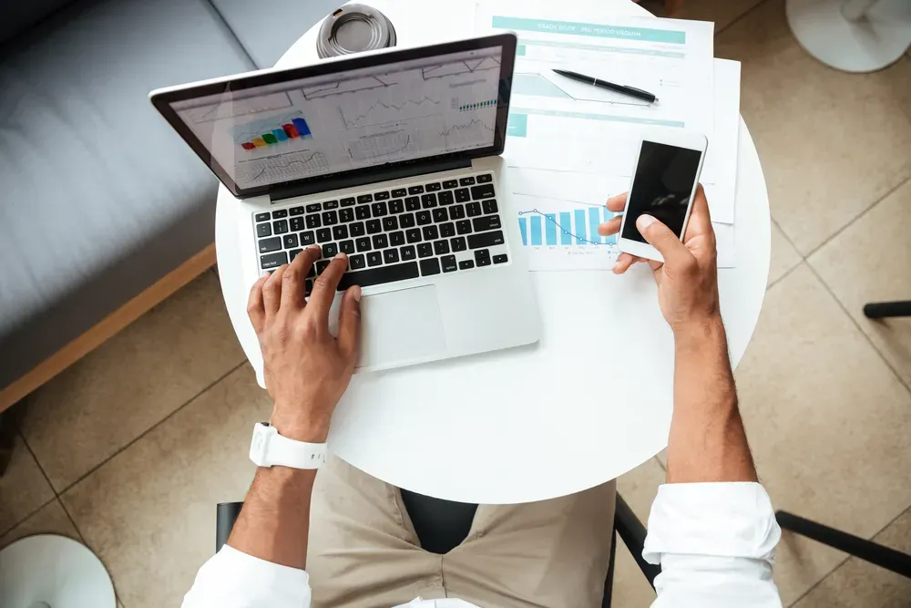 specjalista z agencji marketingowej w trakcie monitorowania kampanii google ads