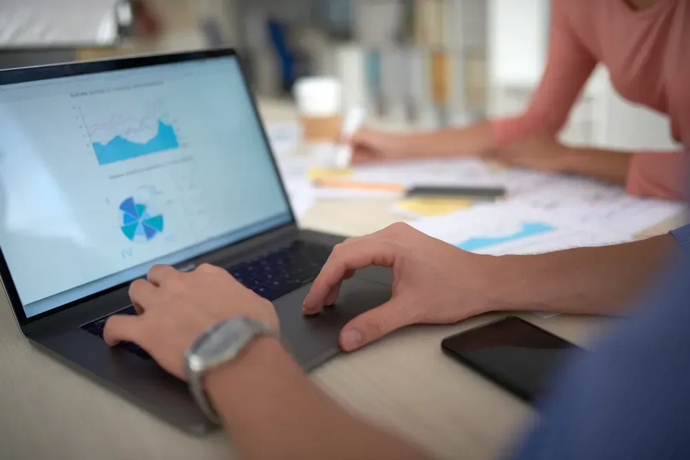 analizowanie trendów google